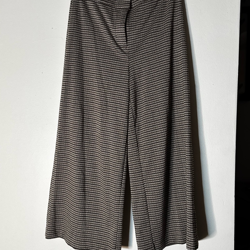 Vince Camuto Black, Brown, and White Houndstooth cropped Trousers